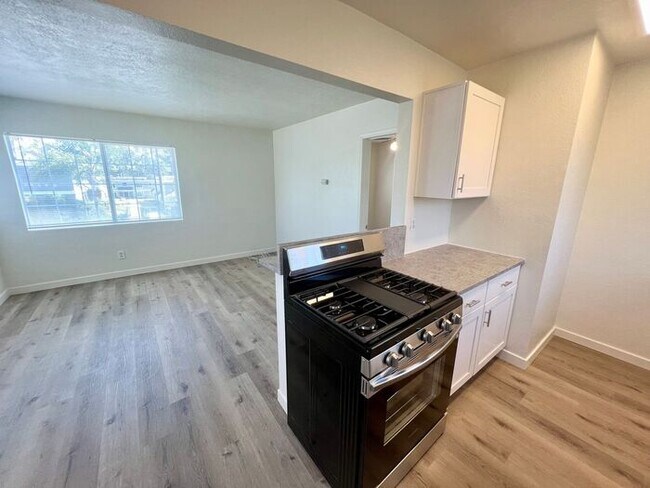 Photo - Upgraded 1 Bed / 1 Bath Upstairs Unit in L...