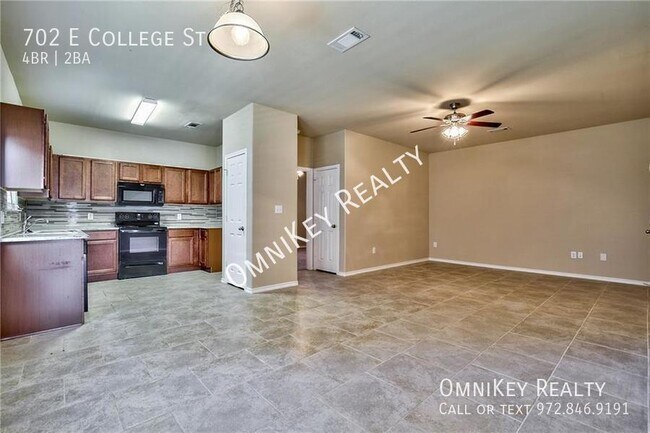 Photo - 702 E College St