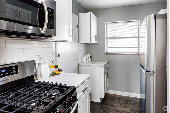 2BR, 1BA - 754SF