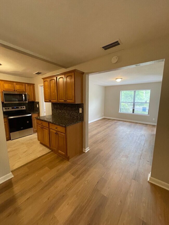 Photo - **4/2 Single Family home Available Now!!**