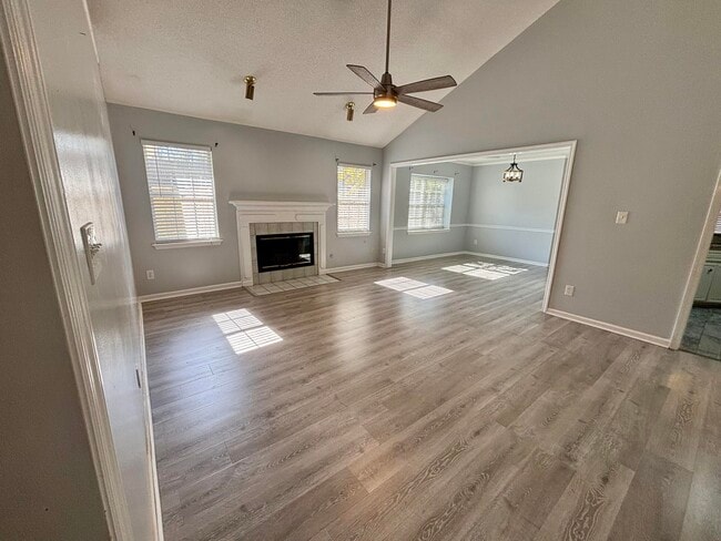 Photo - 666 Wellington Dr