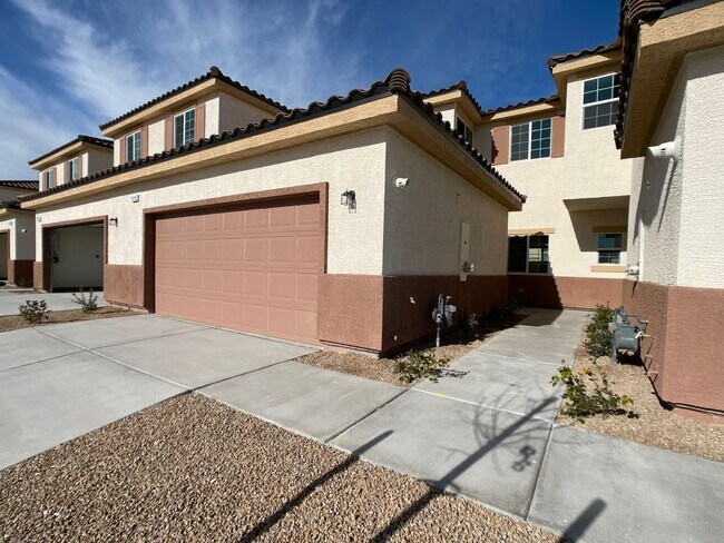 Photo - 3 BED 2.5 BATH 2 CAR GARAGE TOWNHOUSE w/ P...