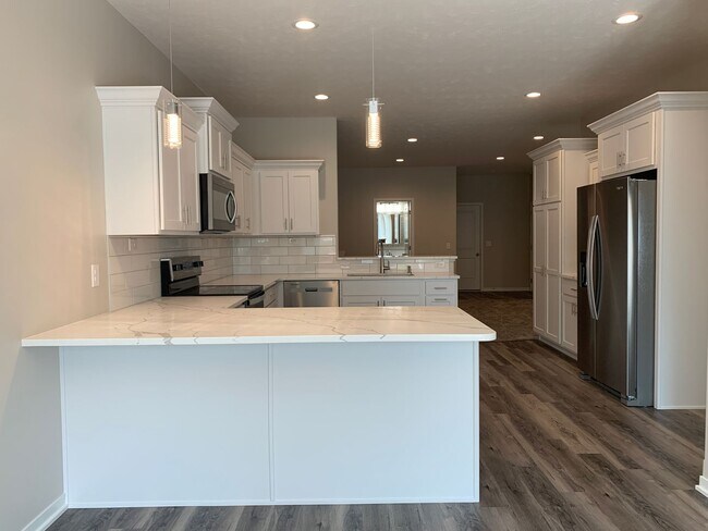 Photo - Zero entry ranch townhome with 2 stall garage. Laundry on main level, 2 bedrooms/2.5 bath in SE L...