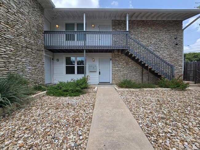 Building Photo - 2504 Manor Cir Unit B