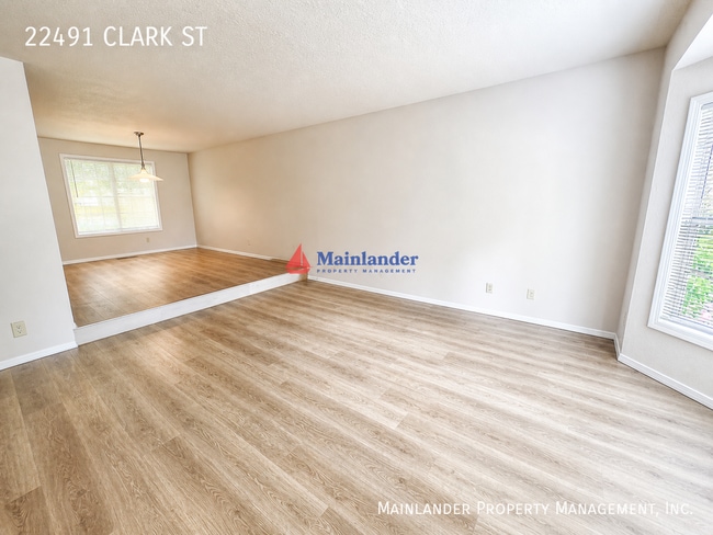 Photo - 22491 Clark St