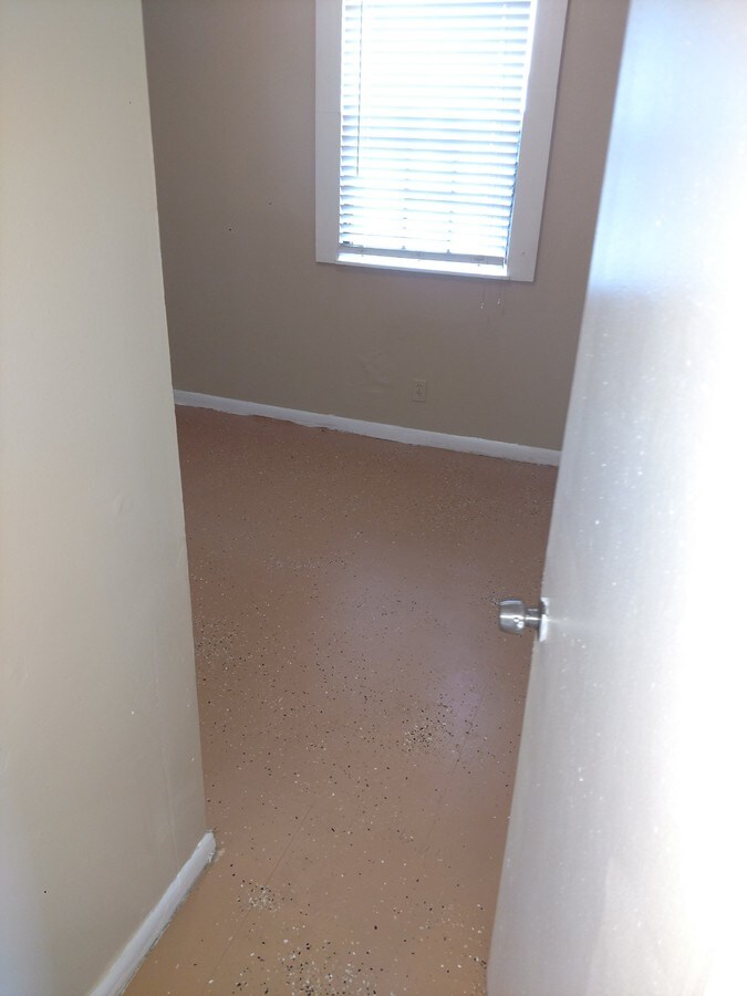 Photo - 1737 Logan St W