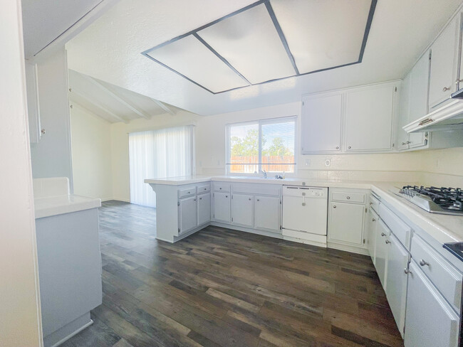 Spacious kitchen - 25770 Mariposa St House