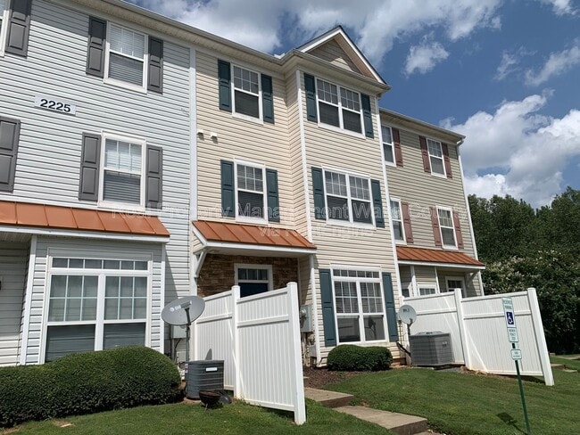 Building Photo - 2225 Raven Rd