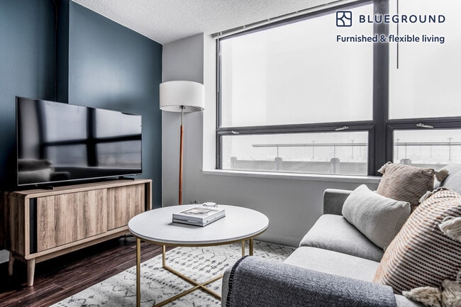 Photo - 445 E Ohio St Unidad FL17-ID788