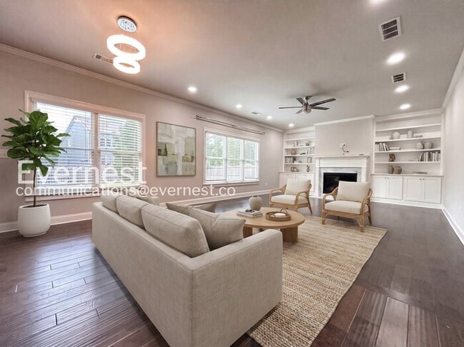 Photo - Spacious 5 Bed, 3 Bath Home with Fenced Yard and Garage / Pet Friendly / Available Now!