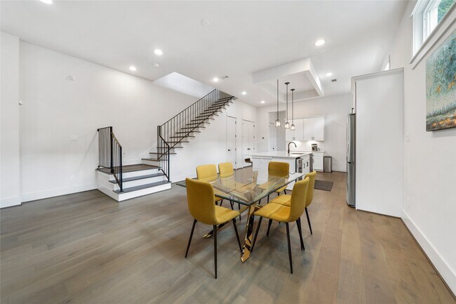 Photo - 620 E 26th St