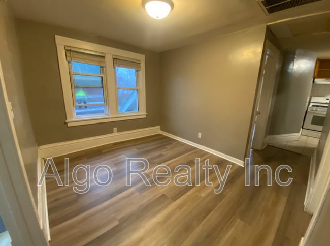 Photo - 2211 Queen Ave N