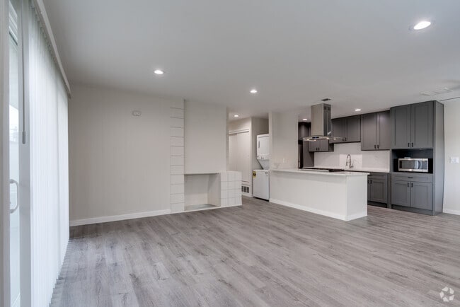 2BR, 2BA - 950SF