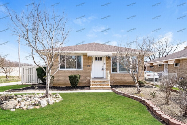 Building Photo - 4863 Southwood Dr