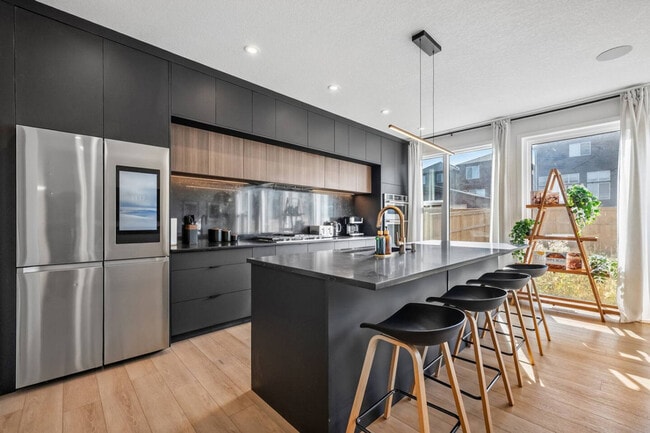 Photo - 53 Edith Cres NW Unit ID1314558P