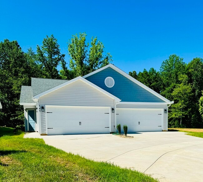 Building Photo - The Clusters Rental