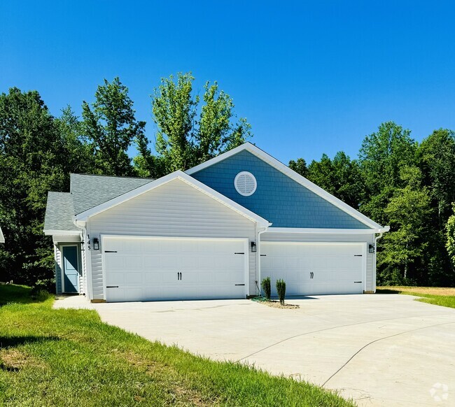 Building Photo - The Clusters Rental