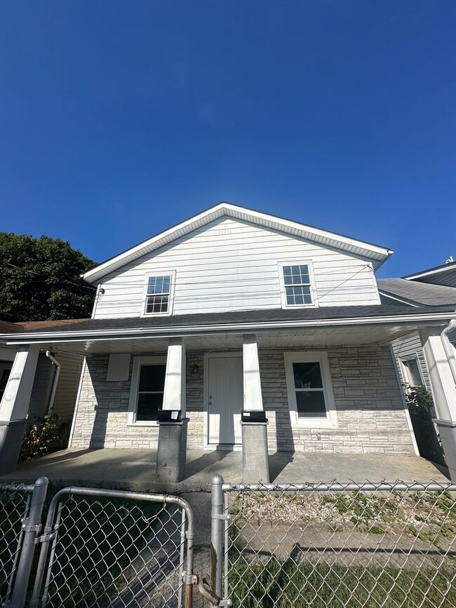 Building Photo - CHARMING, 1 BEDROOM LOWER LEVEL DUPLEX AVAILABLE NOW!