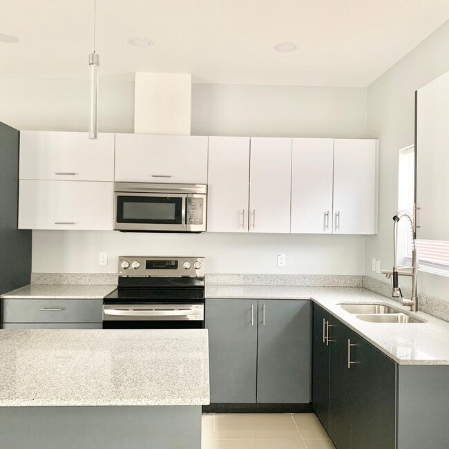 Photo - 2016 Summerland Ln Unit 3