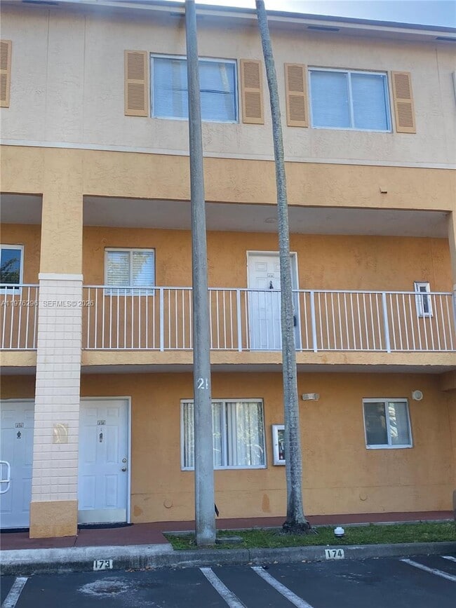 Building Photo - 6245 SW Kendale Lakes Cir Unit 209