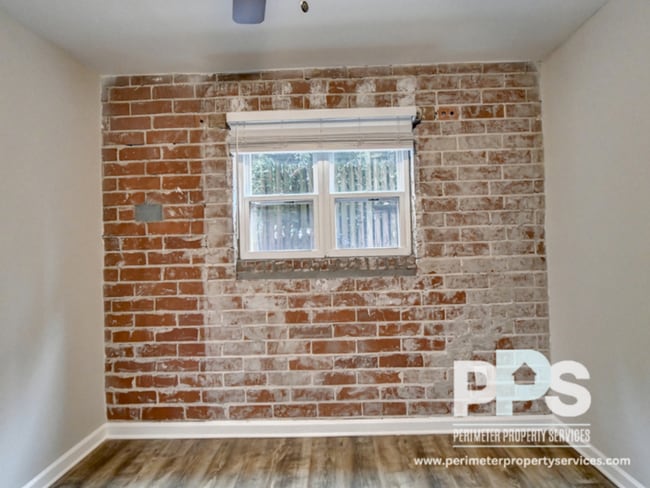 Photo - 221 Lampkin St NE