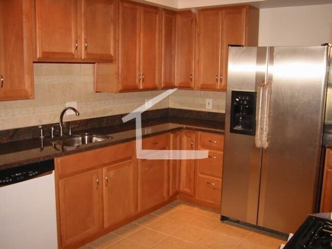 Building Photo - Huge, luxury 2 bed penthouse in South Boston!
