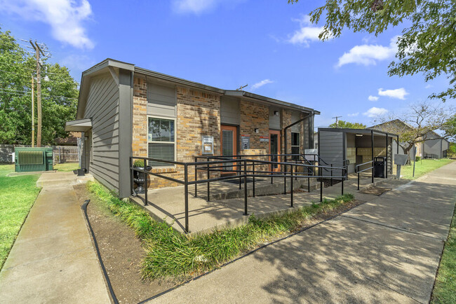 Building Photo - Cleburne Plaza Rental