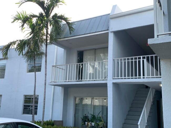 Building Photo - 431 Executive Center Dr Unit 206