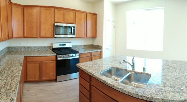 Photo - 3 bed 2 1/2 bath townhome in gated communi...