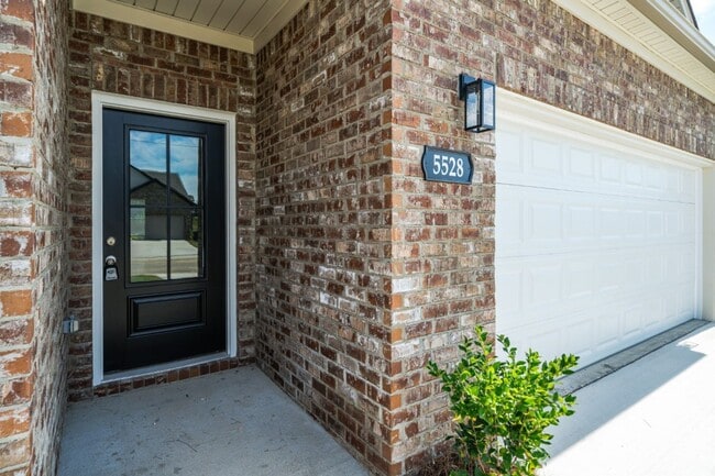 Photo - New Construction Elegance on a Peaceful Cu...