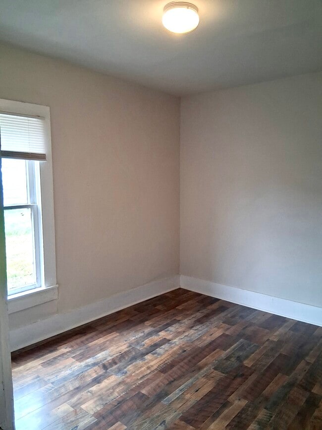 Photo - 1421 E 2nd St
