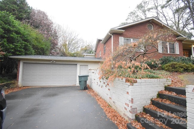 Photo - 640 Miramar St NE