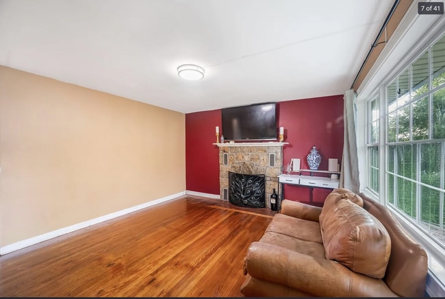 Photo - 25 E 13th St