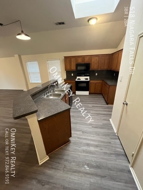 Photo - 518 Niagara Falls Dr