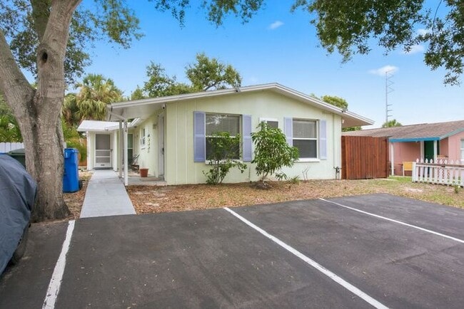 Location!  Charming 2/1 near Downtown Dunedin