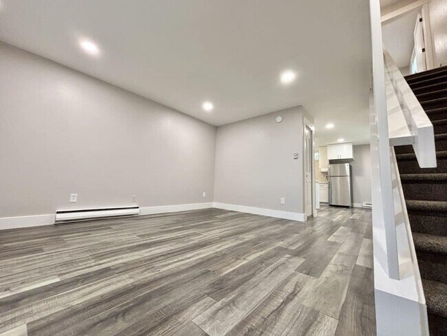 Photo - Available Now! Newly Remodeled 2BR Unit in... Unidad 3