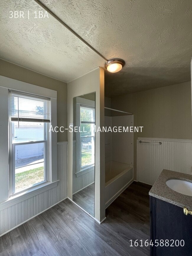 Photo - 439 Carrier St NE