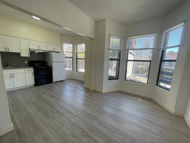 Building Photo - 558 BROADWAY-1 Unit 1