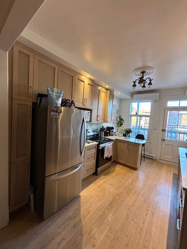 Photo - 4847 Av Des Érables Unit 4847 av. des Érables appartement