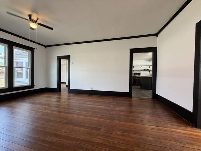Building Photo - 401 E Twin Springs St