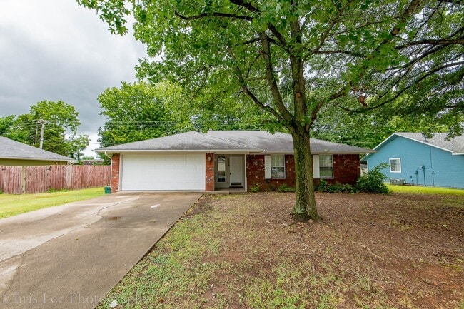Building Photo - Beautiful 3 Bedroom Home 5 minutes From UofA!