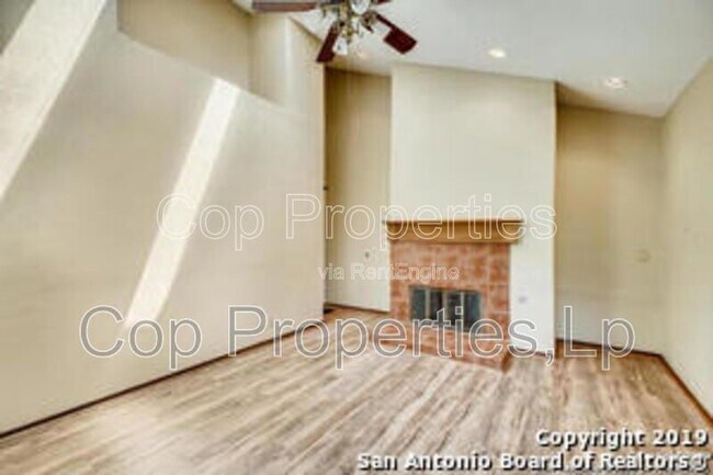 8633 Datapoint Dr Unidad 210