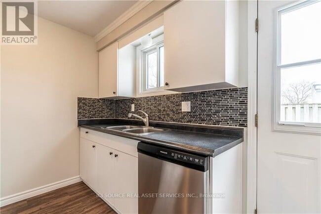 Photo - 205 Carlyle Dr
