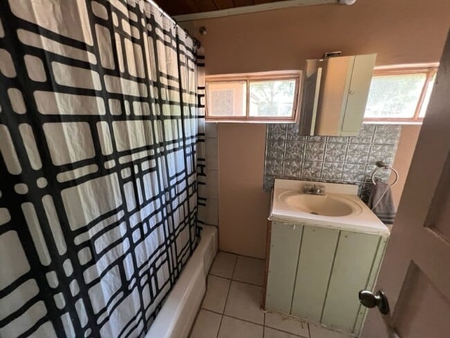 Photo - Charming Farm House 2/1 in Elm Mott