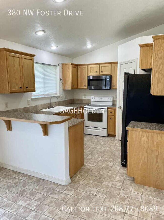 Photo - 380 NW Foster Dr