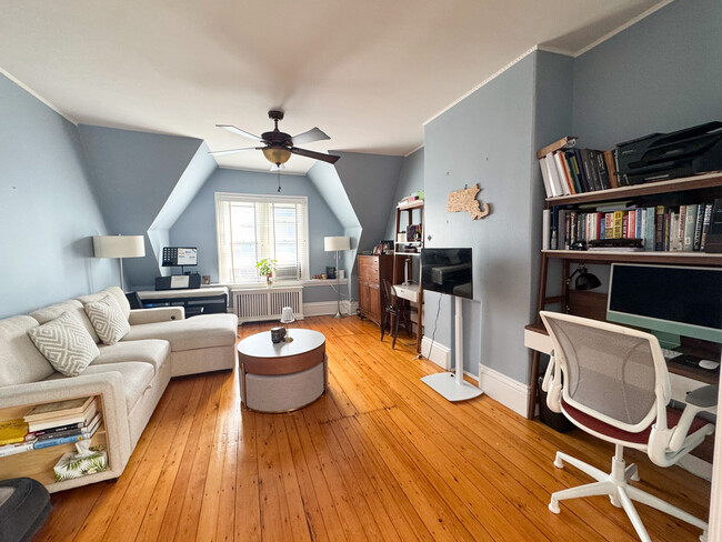Building Photo - 137 Walnut St Unit 3 Rental