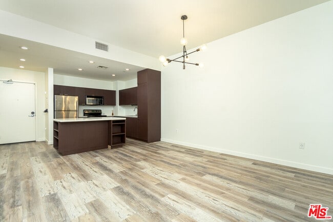 Photo - 630 W 6th St Unidad 207