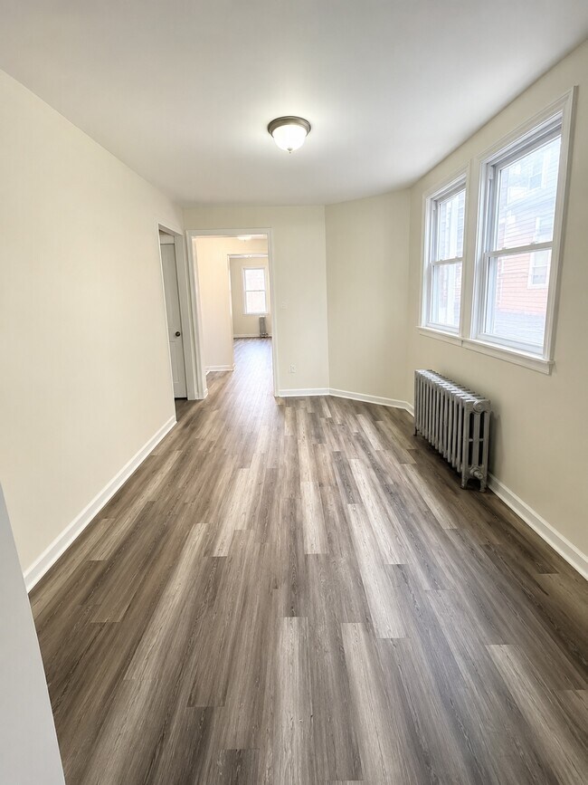 Living Room - 140 E Jersey St Unit 1