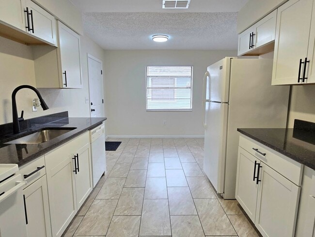 Photo - [1736-1738] Fern Rd E Unit 1736