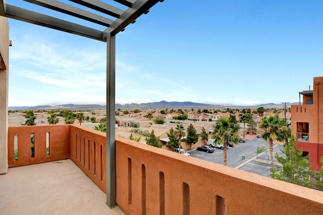 Building Photo - Beautiful top floor condo! Unit 405